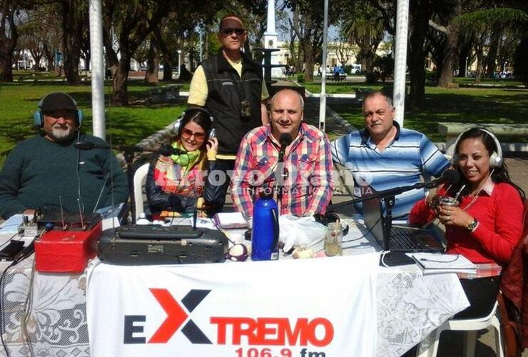 Al aire libre. La radio dejó los estudios de Libertad 143 para salir a exteriores.