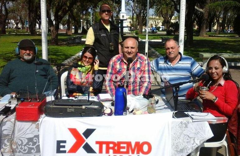 Al aire libre. La radio dejó los estudios de Libertad 143 para salir a exteriores.