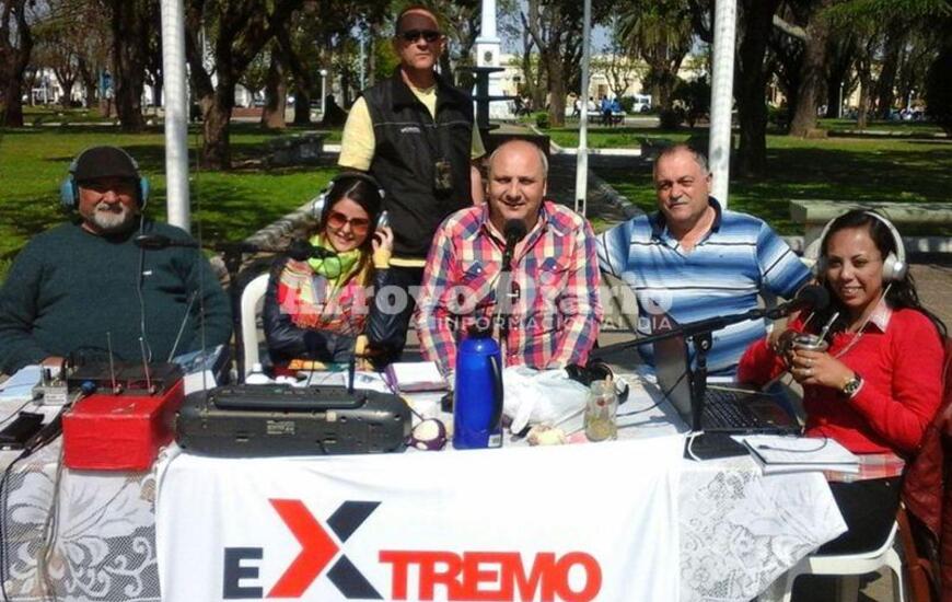 Al aire libre. La radio dej&oacute; los estudios de Libertad 143 para salir a exteriores.