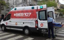 Tras el episodio. Así se llevaba la ambulancia a la mujer atropellada. Foto: @radio2rosario