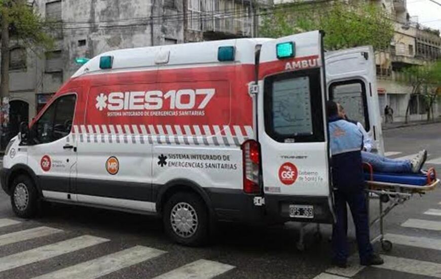 Tras el episodio. Así se llevaba la ambulancia a la mujer atropellada. Foto: @radio2rosario