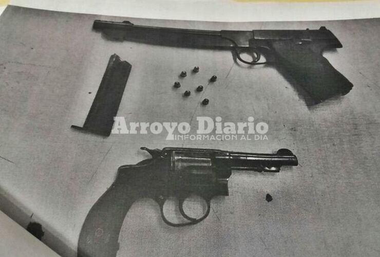 Un revólver y una pistola. Las armas que le fueron secuestradas al octogenario no estaban registradas.