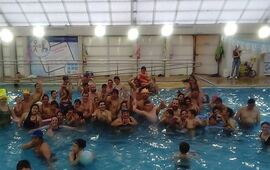 En el agua. Y como no podía ser de otra manera, en la pileta también se festejó!