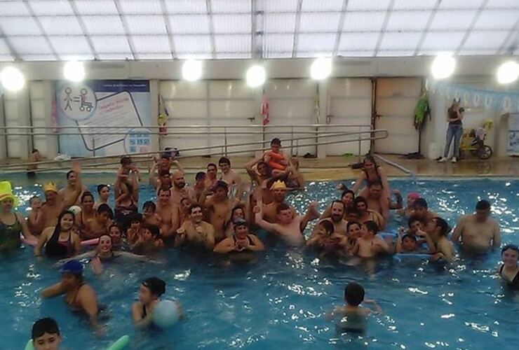 En el agua. Y como no podía ser de otra manera, en la pileta también se festejó!