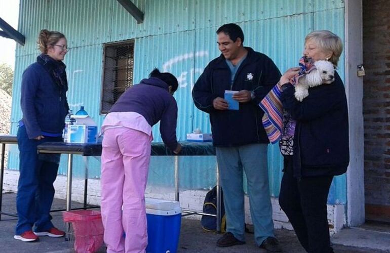 Buena respuesta. Según Martín Livolti, del área de Acción Social, unas 50 personas con sus mascotas se habían acercado a los galpones del ferrocarril sin contar las aplicaciones que se hicieron en el refugio.