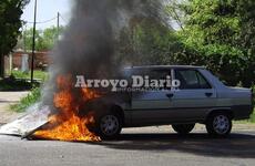 Muy rápido. En pocos minutos el auto comenzó a arder.