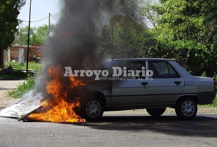 Muy rápido. En pocos minutos el auto comenzó a arder.