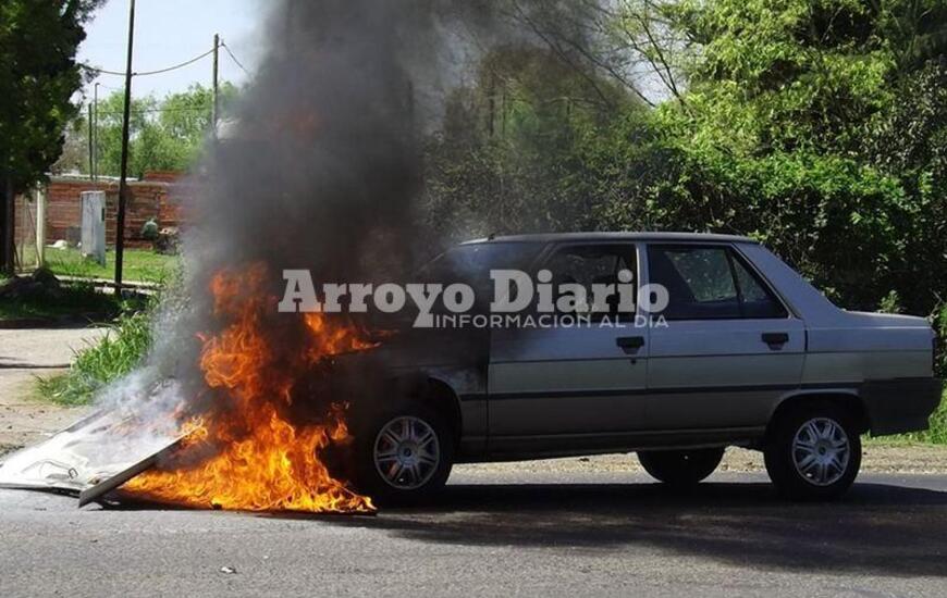 Muy rápido. En pocos minutos el auto comenzó a arder.