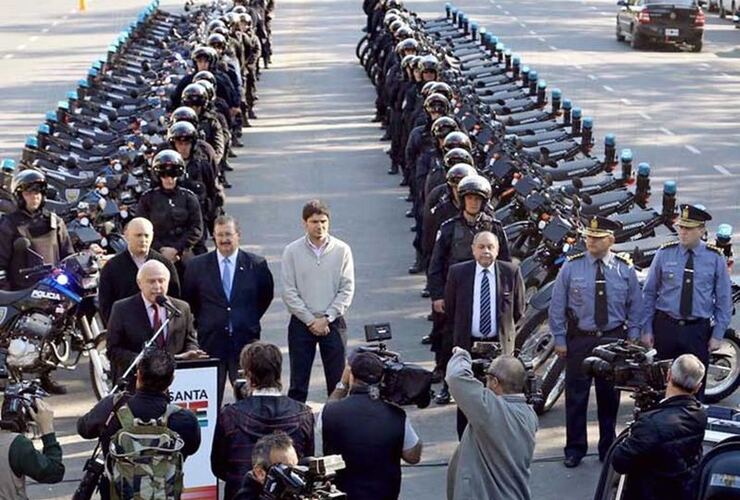 El gobernador Lifschitz entregó 50 nuevas motos, armas, cascos y escudos para la Unidad Regional II de la Policía santafesina. Foto: Gobernación
