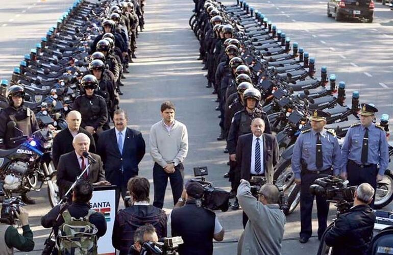 El gobernador Lifschitz entregó 50 nuevas motos, armas, cascos y escudos para la Unidad Regional II de la Policía santafesina. Foto: Gobernación