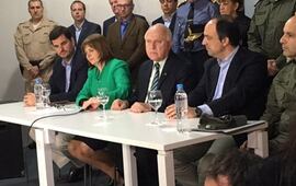 Imagen de Bullrich confirmó que "ya se desplegaron fuerzas federales en once ciudades de Santa Fe"