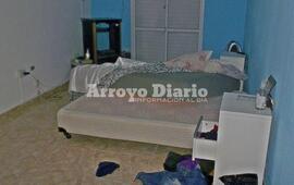 En completo desorden. Los ladrones revolvieron principalmente las habitaciones de la casa.