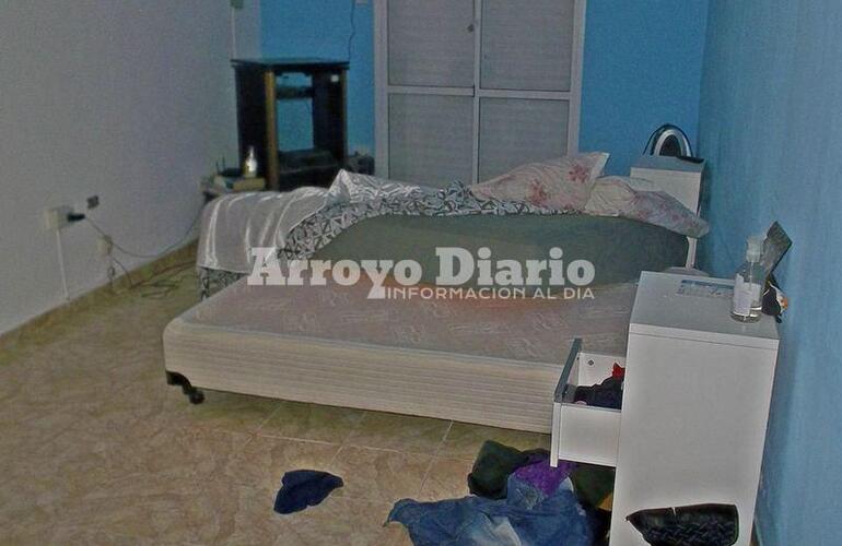 En completo desorden. Los ladrones revolvieron principalmente las habitaciones de la casa.