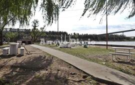 Trabajos varios. La cuadrilla de empleados municipales trabajando esta tarde en el puerto.