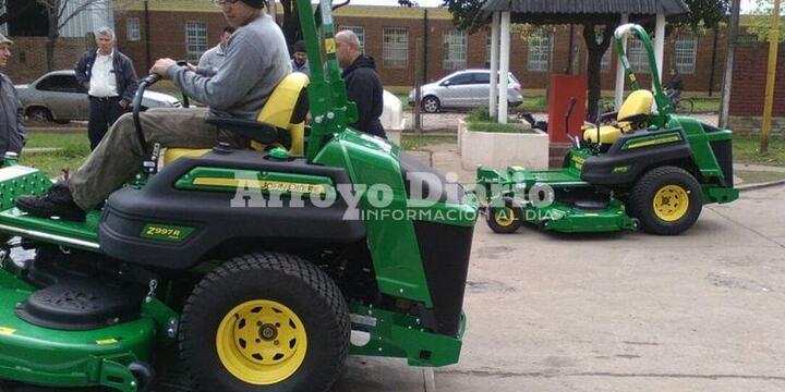 Solo una parte. Los tractores para cortar césped son parte del equipamiento nuevo que adquirió el municipio.