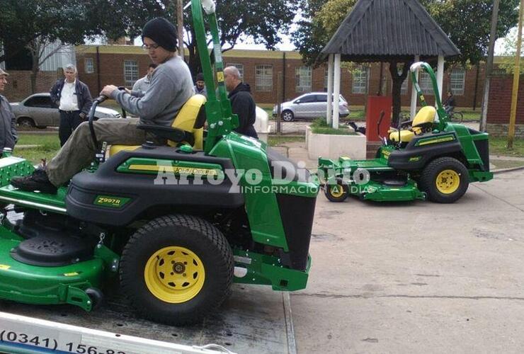 Solo una parte. Los tractores para cortar césped son parte del equipamiento nuevo que adquirió el municipio.