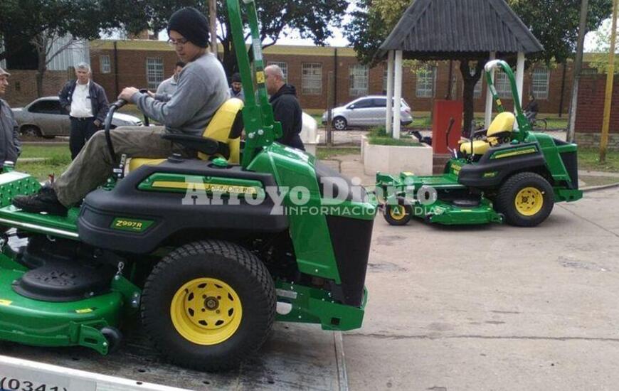 Solo una parte. Los tractores para cortar césped son parte del equipamiento nuevo que adquirió el municipio.