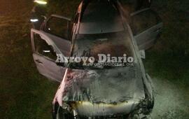 Choque y luego incendio. Así quedó el vehículo luego del accidente.