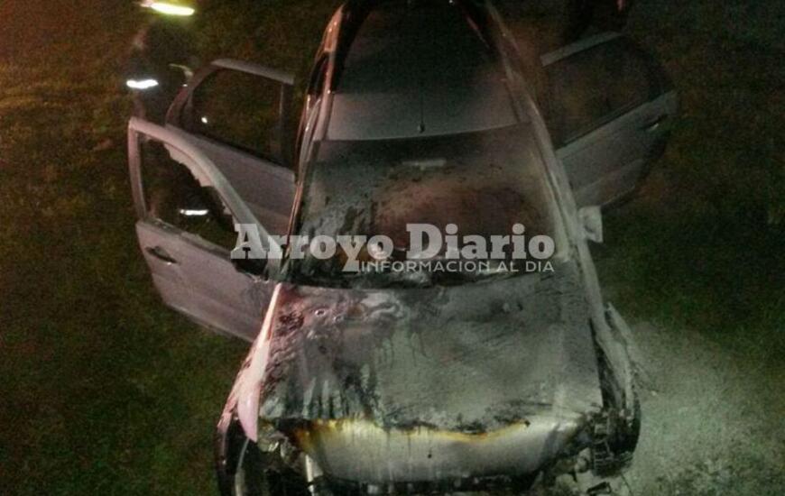 Choque y luego incendio. Así quedó el vehículo luego del accidente.