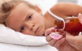 Cucharitas, tacitas y tapitas. Todo lo que no se debe usar para medir los jarabes.