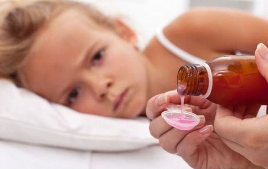 Cucharitas, tacitas y tapitas. Todo lo que no se debe usar para medir los jarabes.