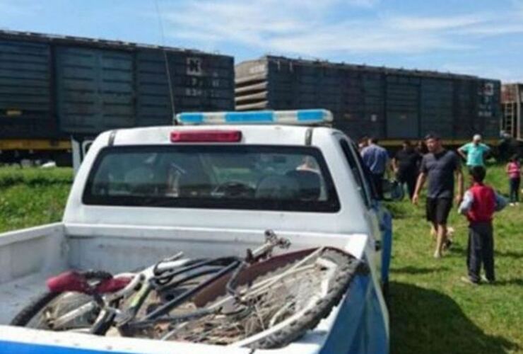 Imagen de Una mujer en bicicleta fue arrollada por un tren y sólo sufrió heridas leves