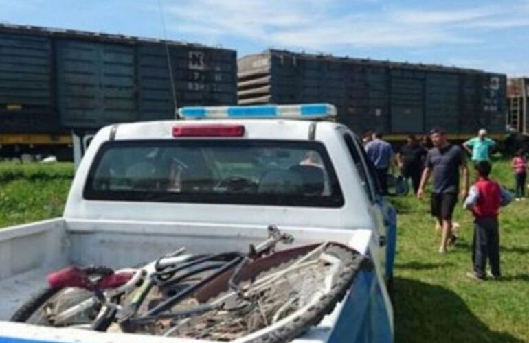 Imagen de Una mujer en bicicleta fue arrollada por un tren y sólo sufrió heridas leves