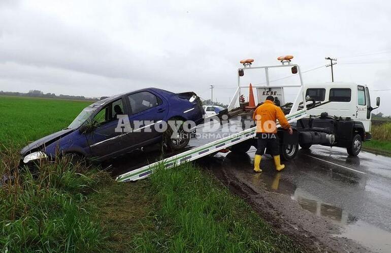 Con la grúa. Se solicitó la presencia de un auxilio para poder retirar el vehículo del lugar donde había quedado. Con la grúa. Se solicitó la presencia de un auxilio para poder retirar el vehículo del lugar donde había quedado.