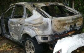 Sobre el vehículo. El auto tenía pedido de secuestro del 6 de agosto por un hecho de robo calificado. Foto: Rosario3.com