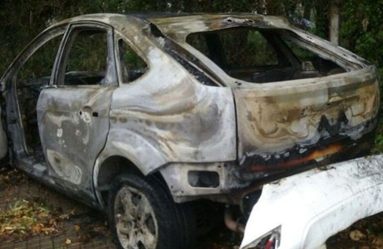 Sobre el vehículo. El auto tenía pedido de secuestro del 6 de agosto por un hecho de robo calificado. Foto: Rosario3.com