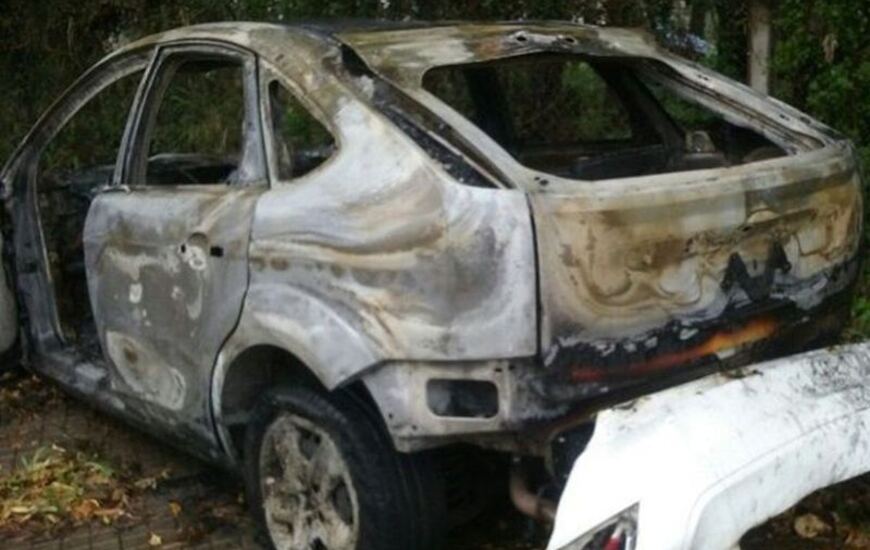 Sobre el vehículo. El auto tenía pedido de secuestro del 6 de agosto por un hecho de robo calificado. Foto: Rosario3.com