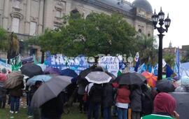 Pese al mal tiempo, los distintos gremios marcharon por un objetivo en com&uacute;n. Foto: Gentileza Sergio Falasco.