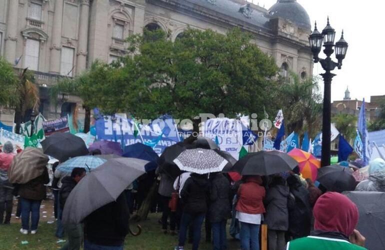 Pese al mal tiempo, los distintos gremios marcharon por un objetivo en com&uacute;n. Foto: Gentileza Sergio Falasco.