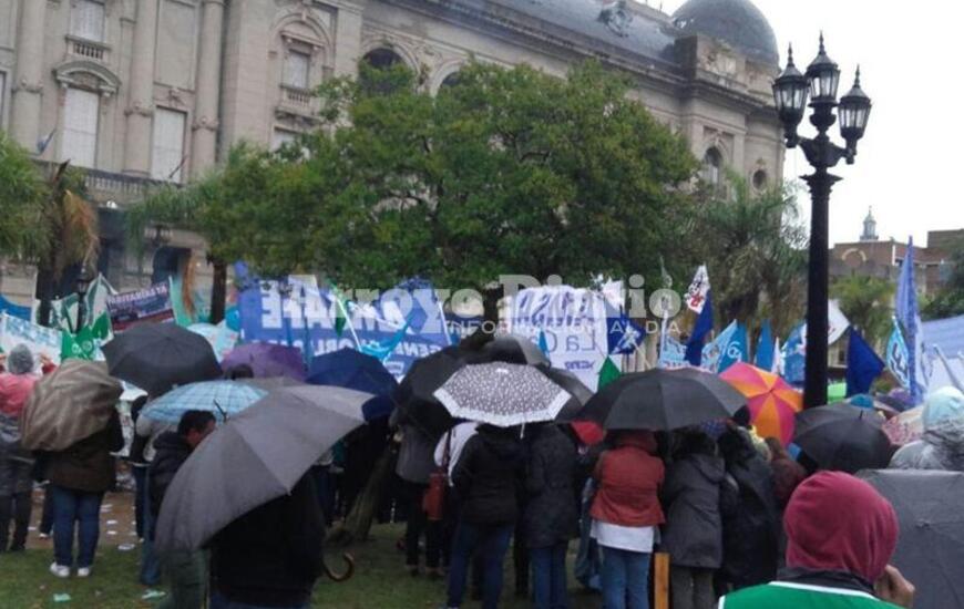 Pese al mal tiempo, los distintos gremios marcharon por un objetivo en com&uacute;n. Foto: Gentileza Sergio Falasco.