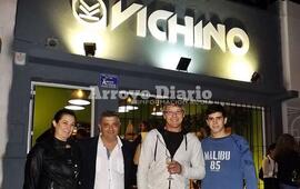 Contentos. Carlos Chimmiento y Fabián Fagnani, los responsables de la cooperativa disfrutando de poder inaugurar el local propio de "Vichino".