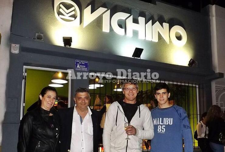 Contentos. Carlos Chimmiento y Fabián Fagnani, los responsables de la cooperativa disfrutando de poder inaugurar el local propio de "Vichino".