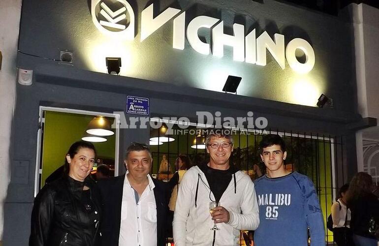 Contentos. Carlos Chimmiento y Fabián Fagnani, los responsables de la cooperativa disfrutando de poder inaugurar el local propio de "Vichino".