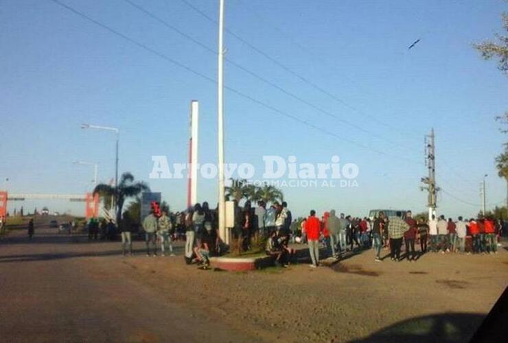 Una multitud. Una gran cantidad de chicos se concentraron en la Axion tras la salida del boliche y allí se generó la gresca.