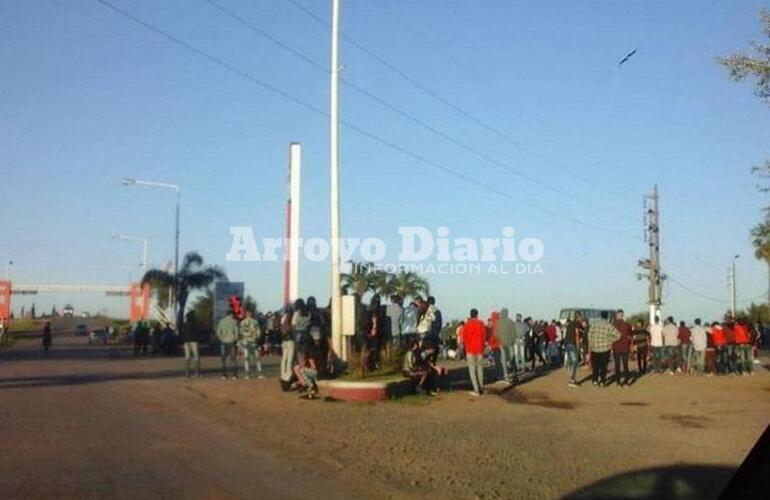 Una multitud. Una gran cantidad de chicos se concentraron en la Axion tras la salida del boliche y allí se generó la gresca.