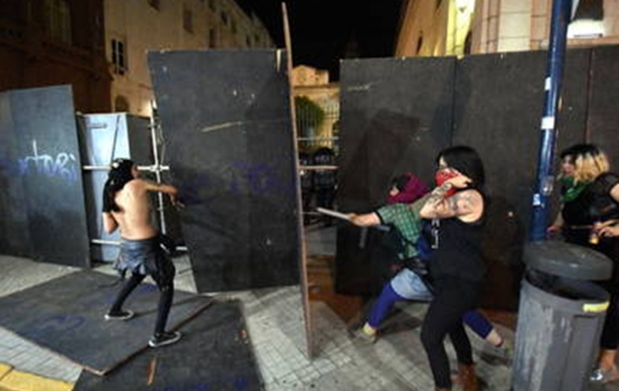 Imagen de Las feministas generaron destrozos en Rosario