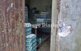 Otra vez. La imagen muestra los da&ntilde;os que ocasionan los ladrones que intentan ingresar al dep&oacute;sito para sustraer maples de huevos.