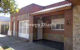 Juárez Celman al 900. Los ladrones salieron con lo robado por la puerta de frente de la casa.