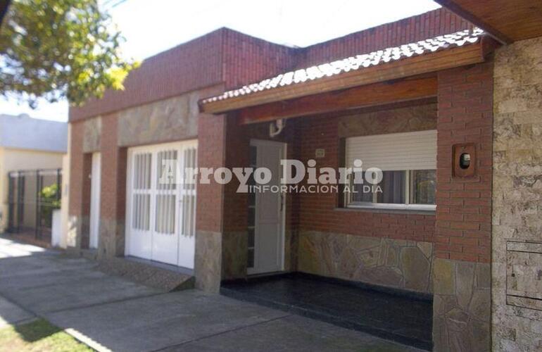 Ju&aacute;rez Celman al 900. Los ladrones salieron con lo robado por la puerta de frente de la casa.