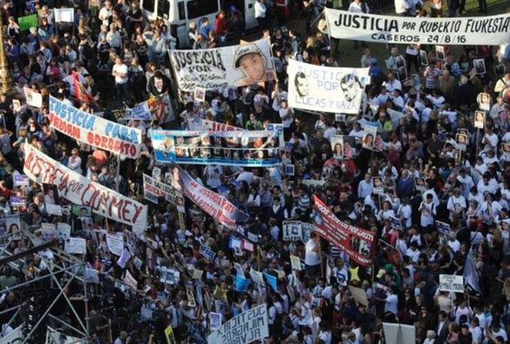 El acto en Capital, frente al Congreso Nacional, fue masivo. En Rosario, no. Foto: Télam