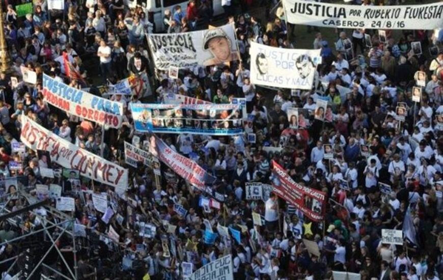 El acto en Capital, frente al Congreso Nacional, fue masivo. En Rosario, no. Foto: Télam