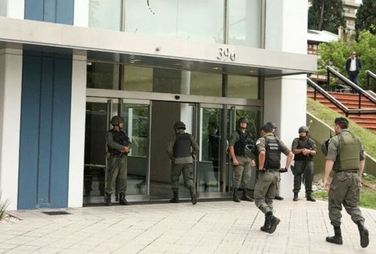 Agentes de verde en la torre de avenida del Huerto y San Luis. Foto: Alan Monzón / Rosario3.com