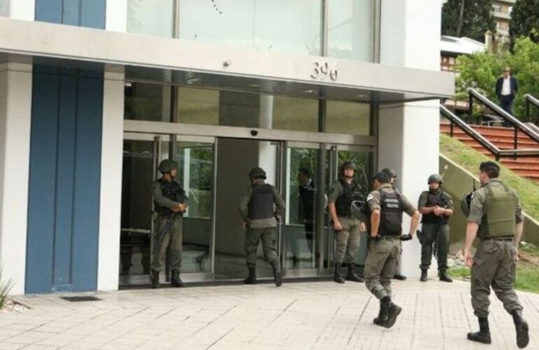 Agentes de verde en la torre de avenida del Huerto y San Luis. Foto: Alan Monzón / Rosario3.com