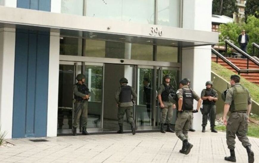 Agentes de verde en la torre de avenida del Huerto y San Luis. Foto: Alan Monzón / Rosario3.com