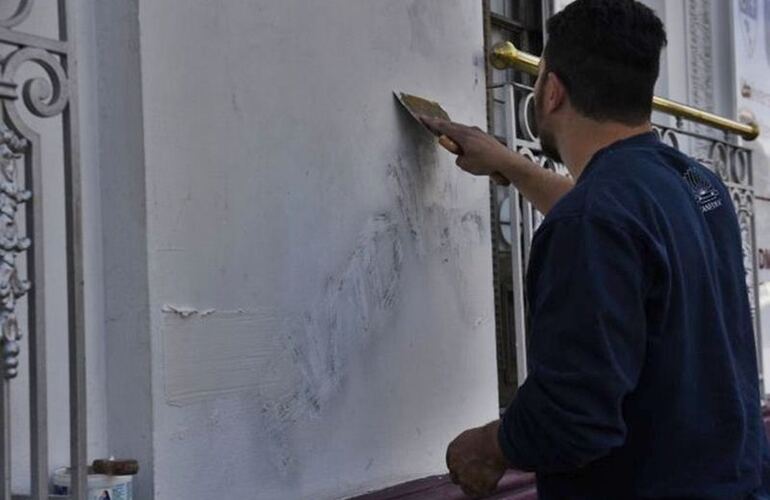 Imagen de El municipio se har&aacute; cargo de limpiar las pintadas en inmuebles privados