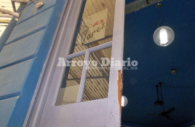 Dañada. Así quedó la puerta tras el accionar de los delincuentes.